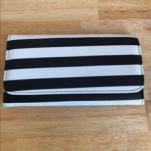 NWOT Kut from the Kloth Wallet